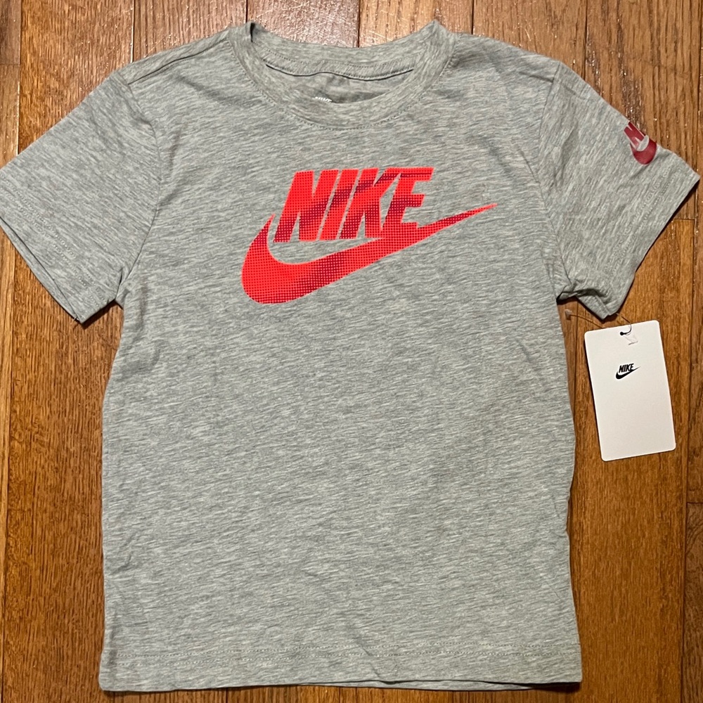 NWT Nike short sleeve t- shirt size 7